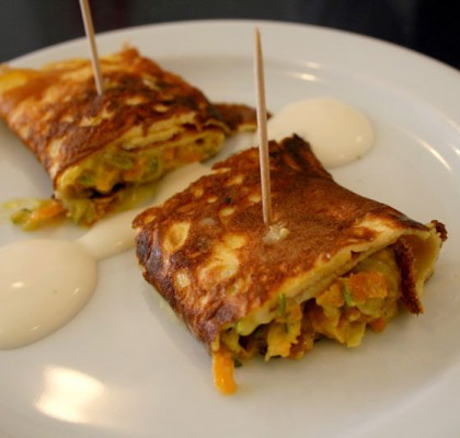 Rollitos de tortilla rellenos de verdura con salsa de yogourt